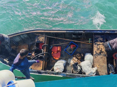 Xəzərdə balıqçı qayığı zədələndi - Üç nəfər xilas edildi