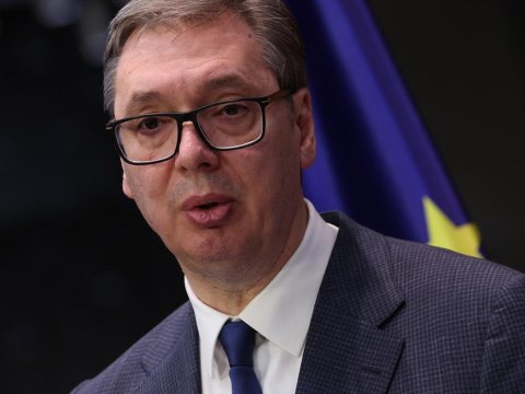 Vuçiç təslim olur