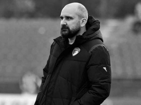 Baş məşqçi oyun zamanı dünyasını dəyişdi