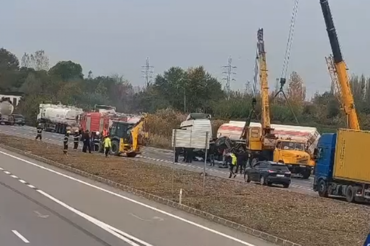Bakı-Qazax yolunda yük maşını aşdı - Yanğın oldu
