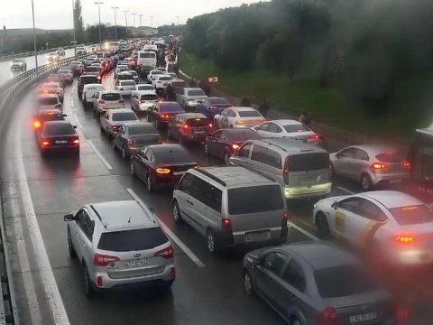 Yağışlı Bakının tıxaclı yolları - SİYAHI