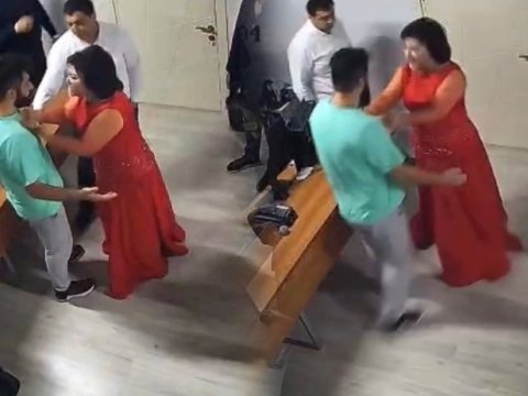 Aşıq Telli ARB TV-nin əməkdaşına hücum etdi - VİDEO