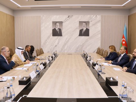 Nazir İslam İnkişaf Bankı rəsmiləri ilə görüşdü