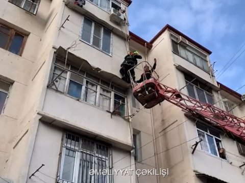 Köməksiz vəziyyətdə qalan şəxs xilas edildi - VİDEO