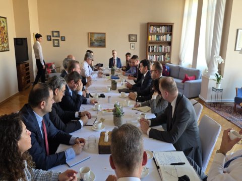 Hikmət Hacıyev NATO nümayəndə heyəti ilə sülh gündəliyini müzakirə etdi