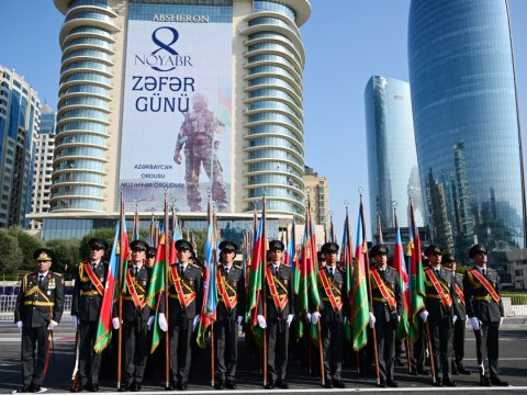 Paradda hərbçilərin və texnikanın keçidi başladı