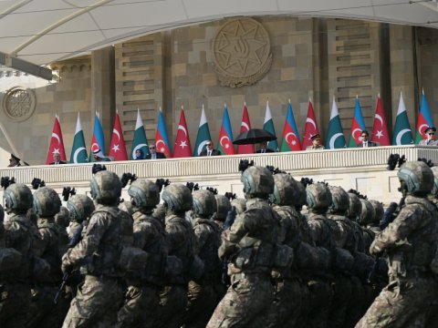 Hərbi paradı kimlər izləyib? - SİYAHI