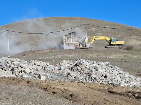Laçının bu kəndində söküntü işləri başladı - FOTO