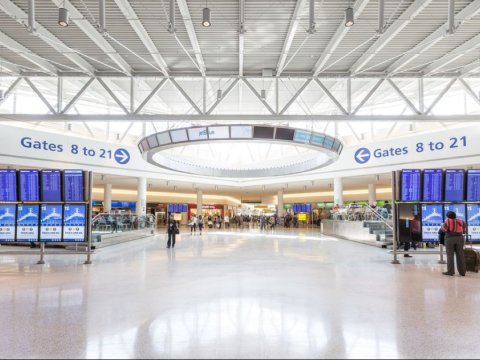 900-ə yaxın uçuş ləğv edildi  