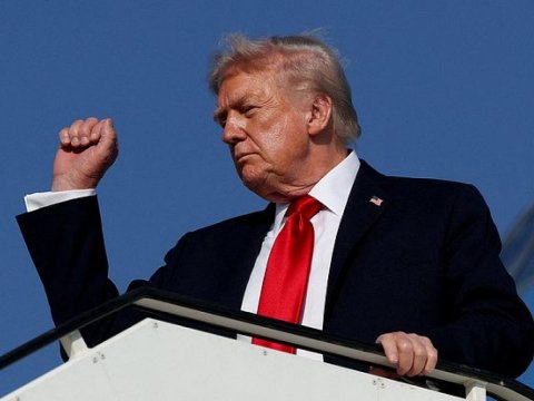 Tramp MRT-dən keçdi