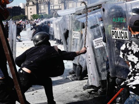 Meksikada “Z nəsli” etirazı - 100-dən çox polis yaralandı