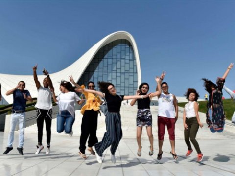 Gənclər insanların 90 faizinə nifrət edir - FAKTLAR