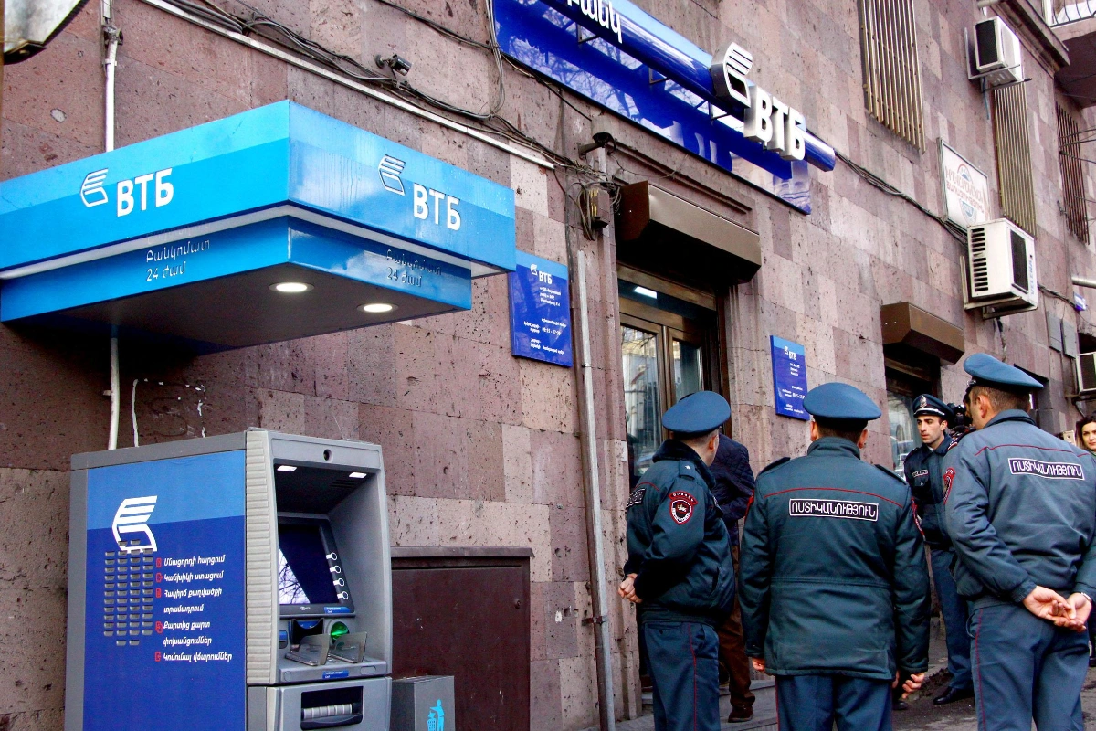 İrəvanda banka basqın edildi