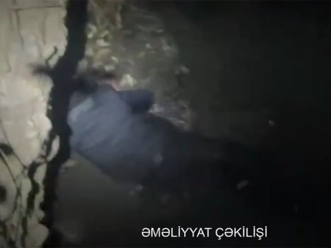 Körpüdən keçərkən çaya yıxıldı - VİDEO
