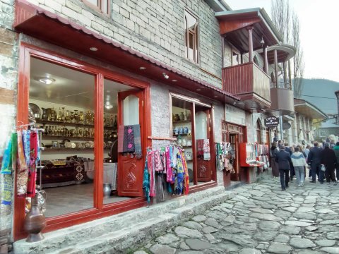 Basqalda qədimi dükanlar turistlərin xidmətindədir
