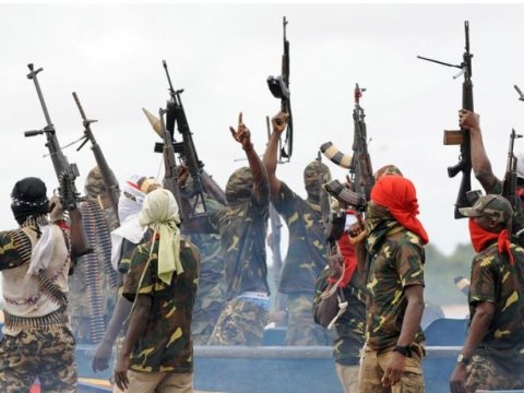 Silahlılar 24 məktəbli qızı qaçırıblar