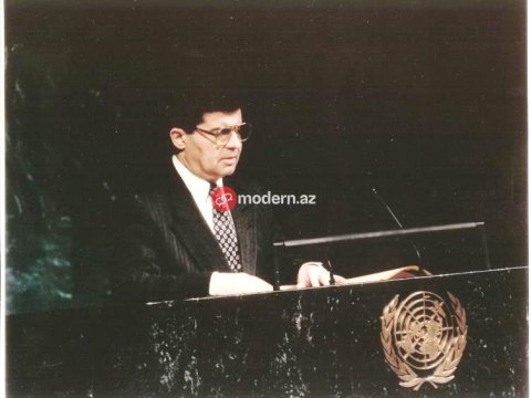 Bir şəklin tarixçəsi - Azərbaycanın BMT-yə üzv qəbul olunduğu an - Tribunadakı NAZİR