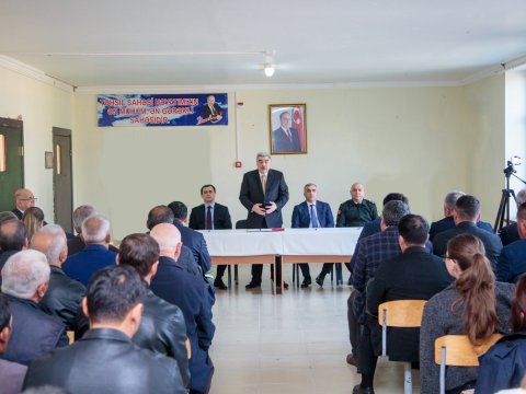 İcra başçısı Salyanın Qaraçala qəsəbəsinin sakinləri ilə görüşüb