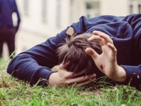 Qonşusunun qulağını dişləyib qopardı, həbs edildi