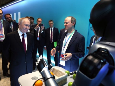 Robot Putin üçün rəqs etdi - VİDEO
