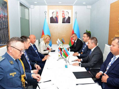 Müdafiə nazirinin müavinləri "Dubay Aviaşou - 2025" sərgisində - FOTO