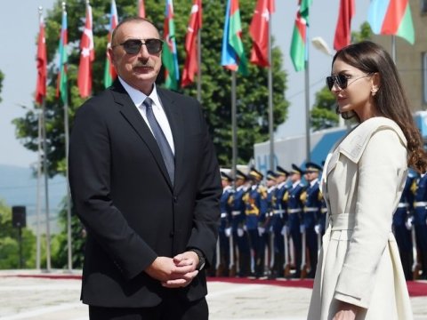 Spiker Prezidentlə xanımını YAP-ın 33 illiyi münasibətilə təbrik etdi