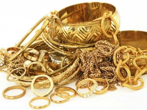 Xadimə işlədiyi evdən 50 min manatlıq qızıl-zinət əşyaları oğurladı