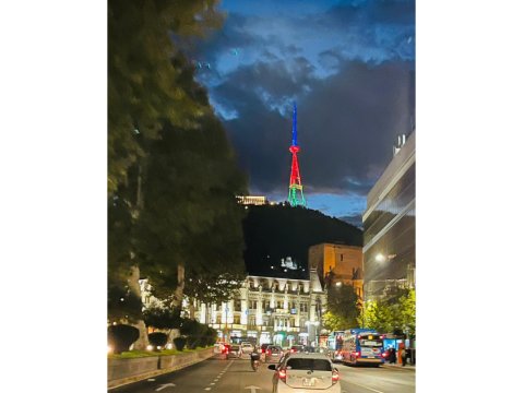 Tbilisi qülləsi Azərbaycan bayrağına büründü 