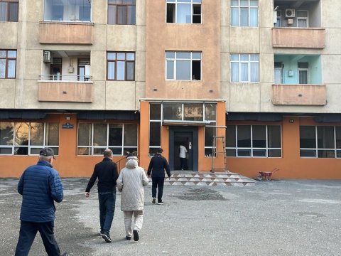 “Təxliyə üçün nəzərdə tutulan qapını restoran qapatmışdı”