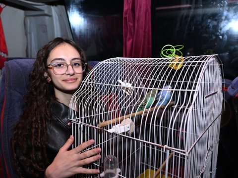 Doğma kəndinə quşları ilə birlikdə QAYIDIR - FOTO