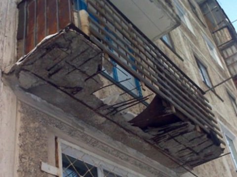 Bakıda binanın eyvanı uçdu - Xəsarət alan var