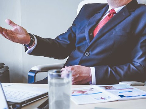 Direktor bəraət alaraq azadlığa çıxdı 