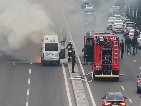 Heydər Əliyev prospektində maşın yandı - Tıxac yarandı