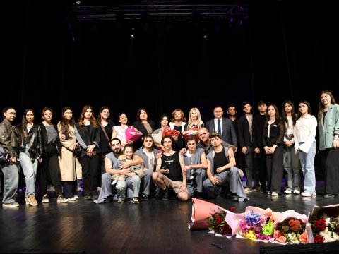 Tələbələrə Gəncə Dövlət Milli Dram Teatrının səhnəsində tamaşa nümayiş olundu