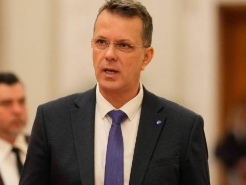 Bu ölkədə müdafiə naziri istefa verdi