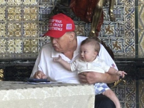 Tramp nəvəsi ilə - FOTO