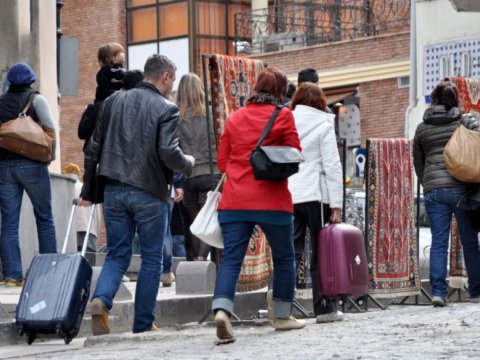 Gürcüstandan mindən çox miqrant qovulub