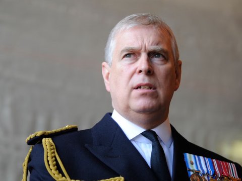 Kral qardaşını bütün titullardan məhrum etdi