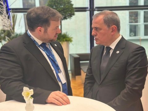 Ceyhun Bayramov britaniyalı nazirlə bir arada
