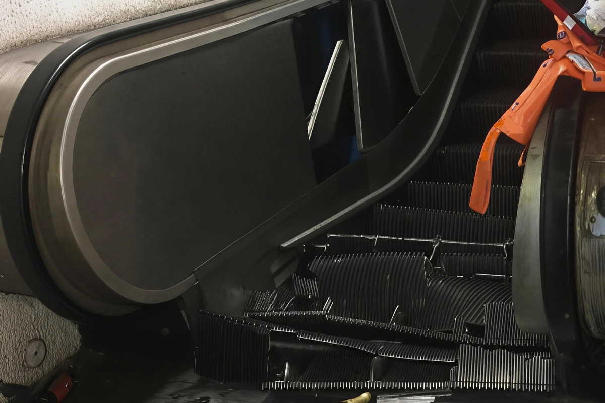 Bakıda yeraltı keçiddə eskalator qırıldı - Xəsarət alanlar var