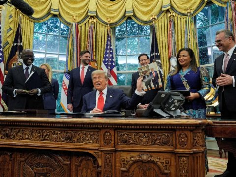 Tramp daha iki ölkəni barışdırdı