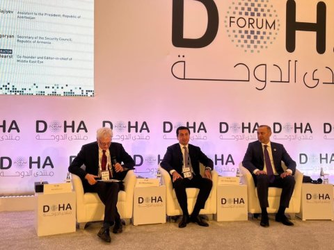 Hikmət Hacıyev Qriqoryanla müzakirə apardı 