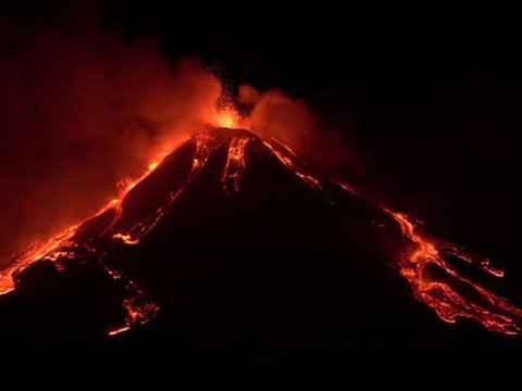 Dəhşətli vulkan yenidən OYANDI