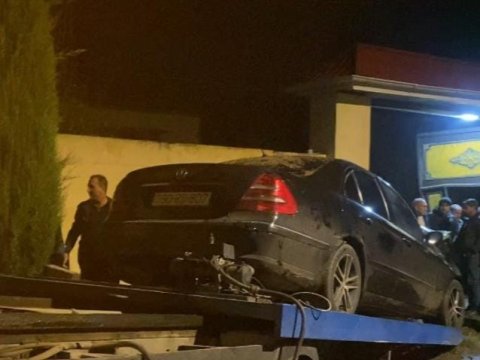 Maşın darvazaya çırpıldı - Sürücü öldü