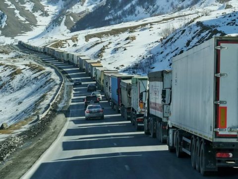 “Верхний Ларс” дорога закрыта: Армянские машины остались на границе