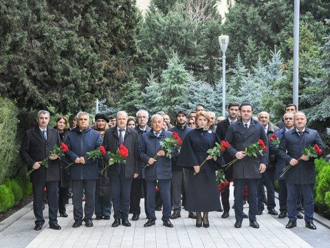 BMU kollektivi Ulu Öndərin məzarını ziyarət etdi  - FOTOLAR