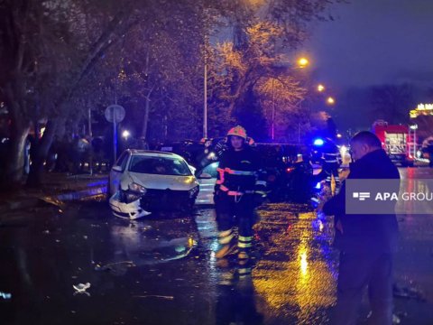Bakıda&nbsp;maşın qaz borusuna çırpıldı - 3 nəfər yaralandı