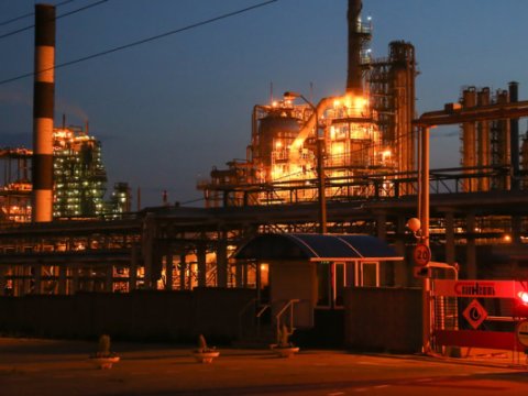 Rusiyanın ən böyük neft zavodu vuruldu