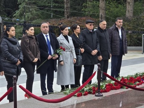 DMX yanında İctimai Şuranın üzvləri Ulu öndərin xatirəsini anıb