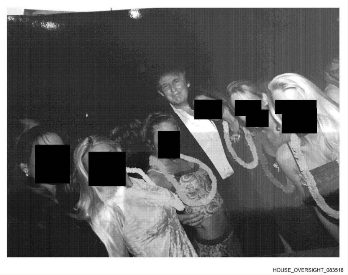 Trampın qalmaqallı FOTOLARI yayıldı